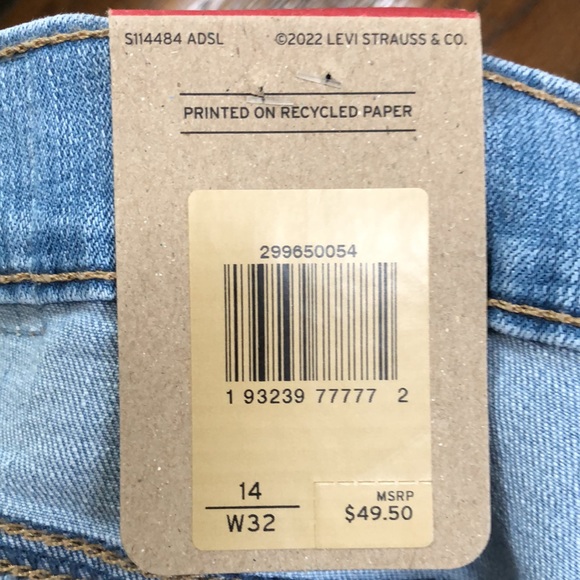 New Levis Women’s Mid-length shorts.  Size 14/W32. - Picture 14 of 16